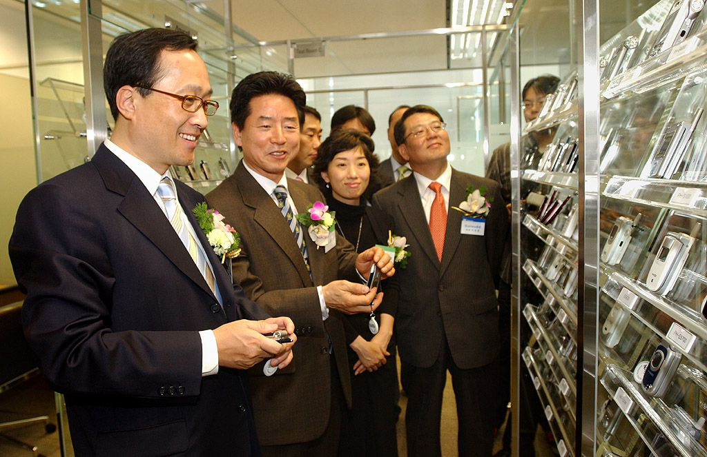 A staff member of an SK Telecom business partner is shown testing a terminal in the NATE Business Center (On April 8th, SK Telecom opened the NATE Business Center. This center is designed to support the tasks of small and medium-sized business partners who are producing and supplying wireless content such as games, music, bell sounds, etc. to SK Telecom. Its size is 40 pyong, and it is located on the 3rd floor of the SK-T Tower that is based in Uljiro, Choong-ku, Seoul).